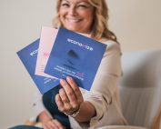 Christiane Holzinger hält einen economize Folder – Unternehmensberatung für nachhaltige und digitale Transformation