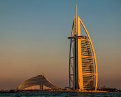 Auswandern nach Dubai - Das Burj Al Arab in Dubai im warmen Licht des Sonnenuntergangs – Symbol für Luxus, Neubeginn und das Leben in den Vereinigten Arabischen Emiraten.