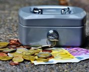 Finanzpolizei Österreich 2026: Handkassa mit Geldscheinen – Vorbereitung auf Kontrolle im Betrieb